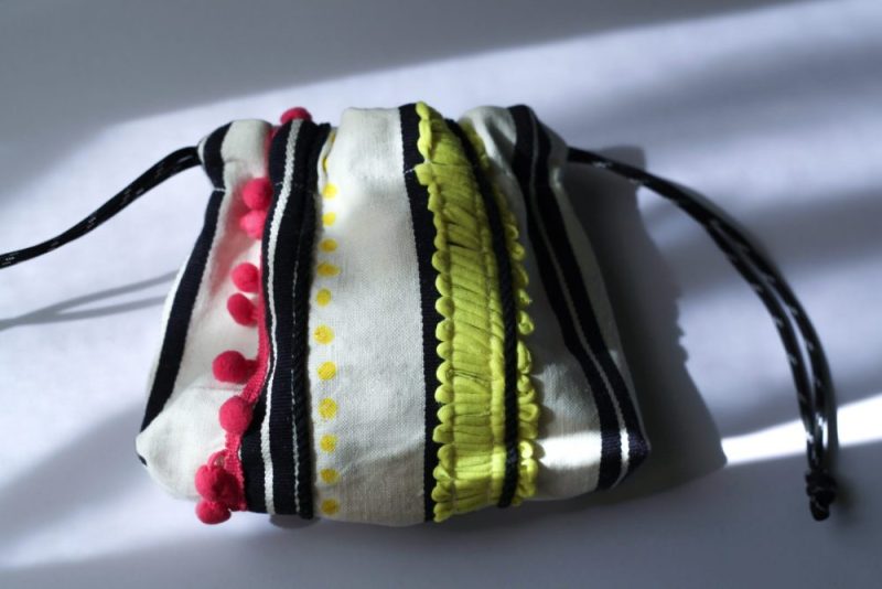 米色條紋手工刺繡束口袋